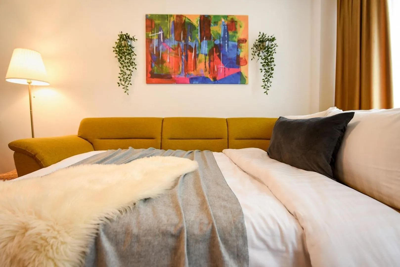 Home Away From Home - Modern & Cozy Apartments Near Vibrant Unirii Area Bucarest