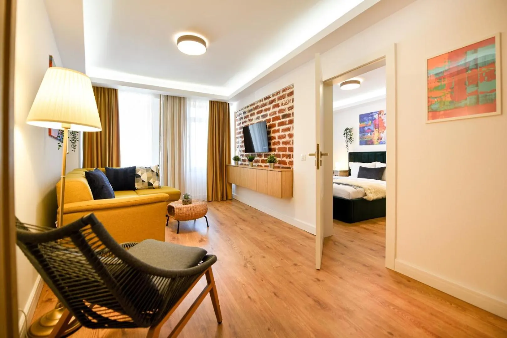 Home Away From Home - Modern & Cozy Apartments Near Vibrant Unirii Area Bukareszt