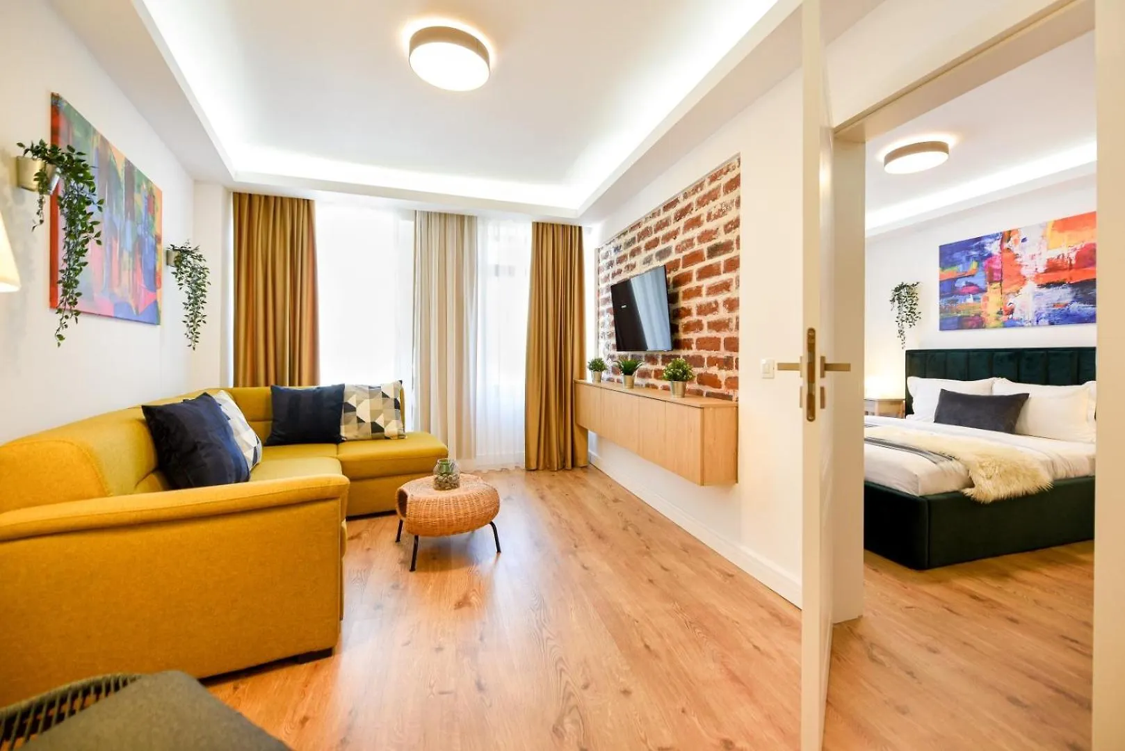 Home Away From Home - Modern & Cozy Apartments Near Vibrant Unirii Area Bucarest