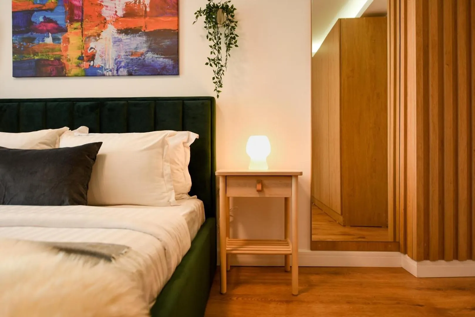 Home Away From Home - Modern & Cozy Apartments Near Vibrant Unirii Area Bukareszt