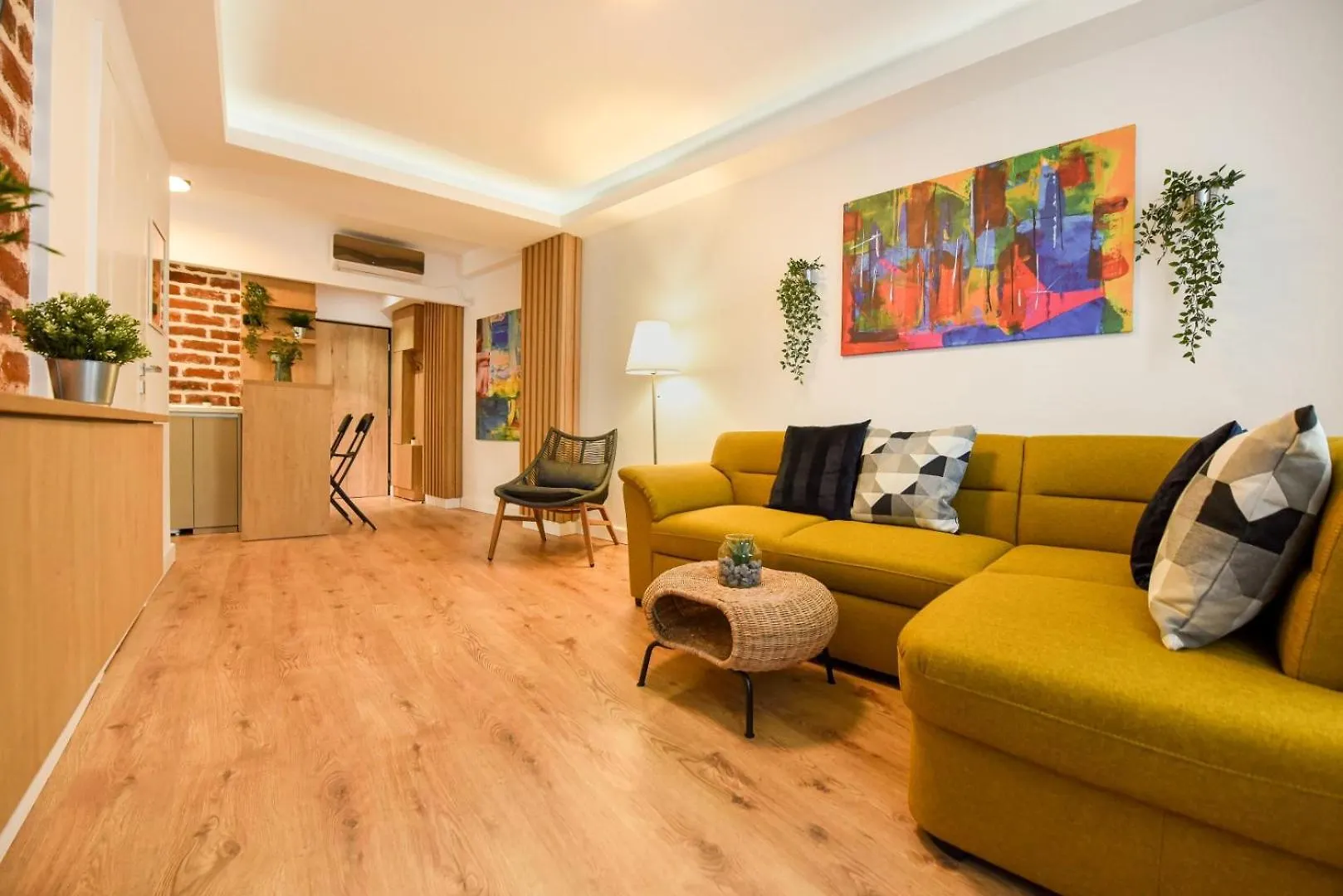 Home Away From Home - Modern & Cozy Apartments Near Vibrant Unirii Area Bukareszt 0*,